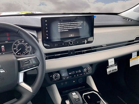 New 2026 Mitsubishi Outlander FWD image 7