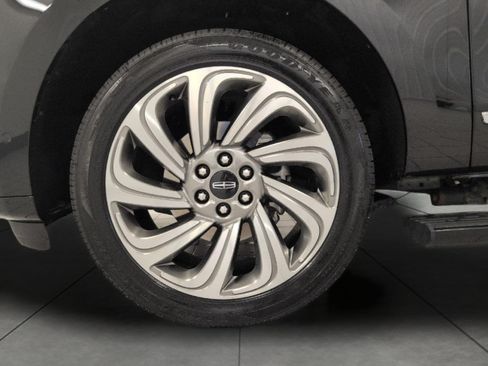 Used 2023 Lincoln Navigator Reserve AWD/4WD image 3