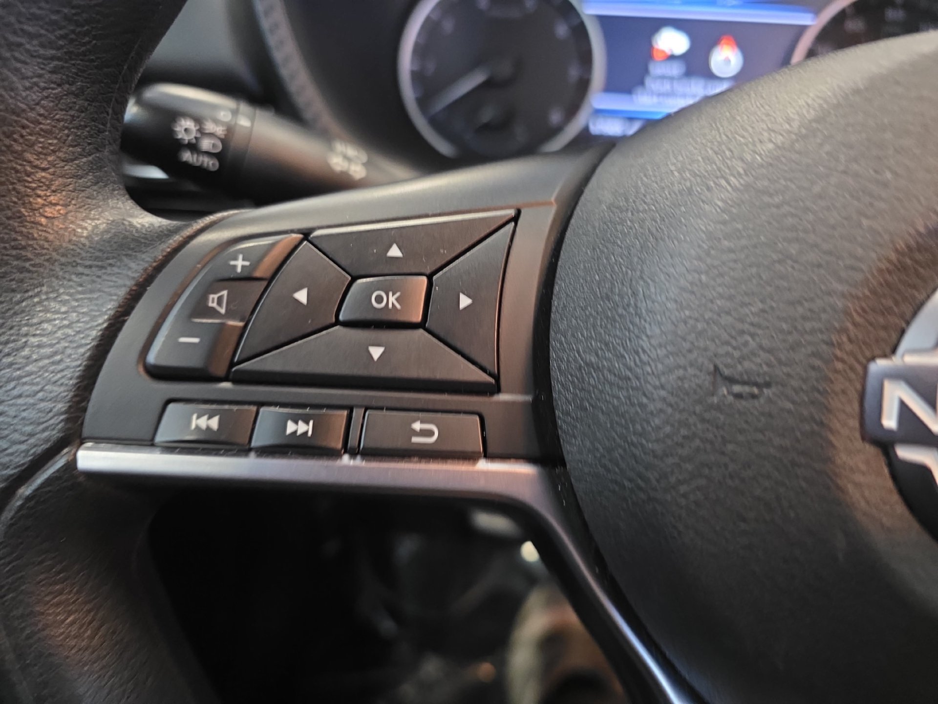 Used 2025 Nissan Sentra SV FWD image 2