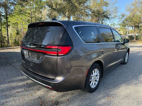 Used 2023 Chrysler Pacifica Touring-L image 9