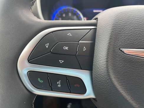 Used 2024 Chrysler Pacifica Touring-L image 20