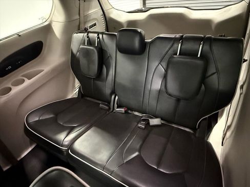 Used 2022 Chrysler Pacifica Limited image 14