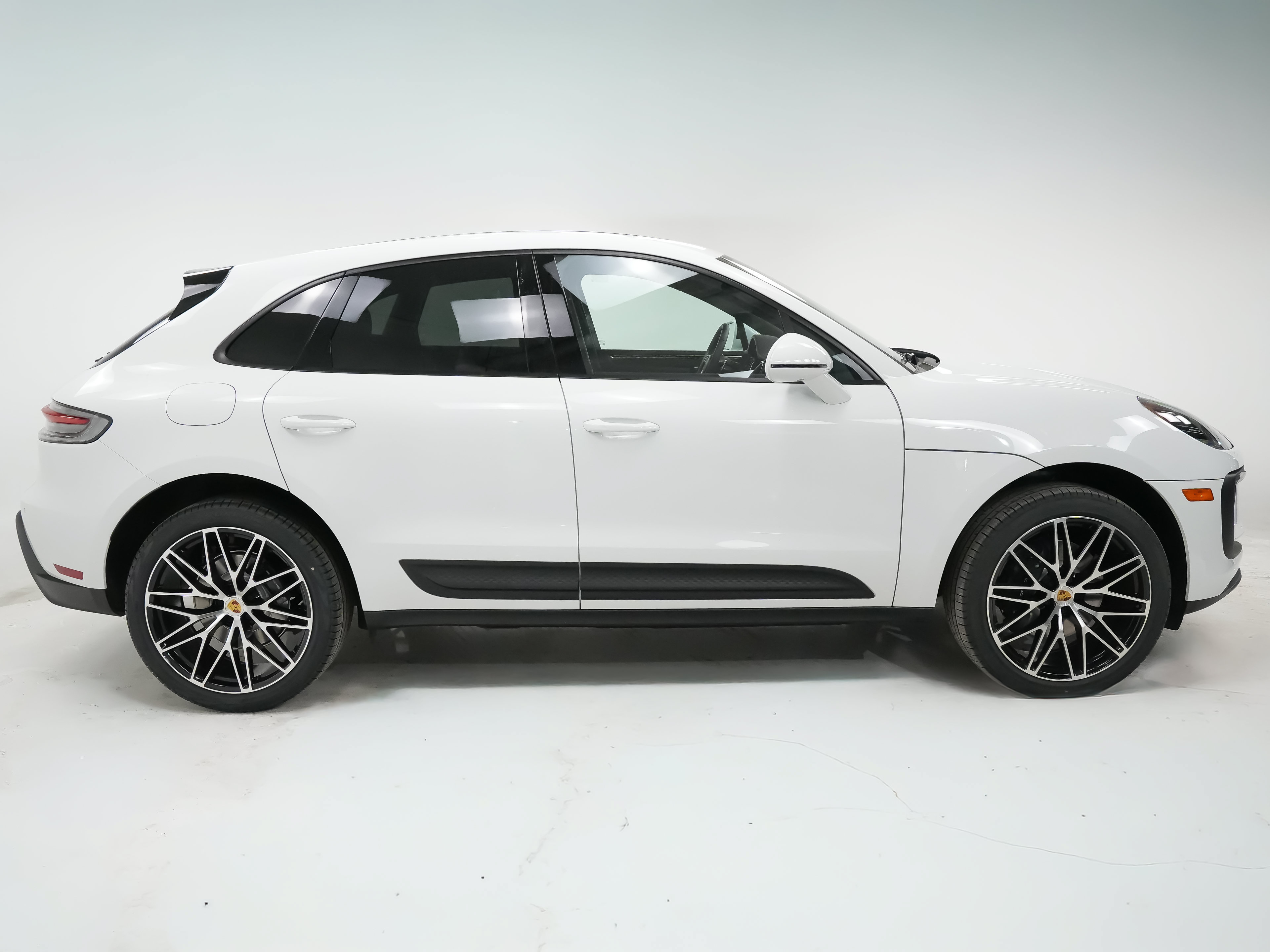 Certified 2026 Porsche Macan AWD/4WD image 9