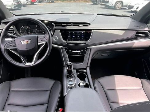 Used 2025 Cadillac XT6 Luxury FWD image 7