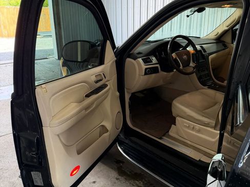 Used 2007 Cadillac Escalade AWD w/ Information Package image 8