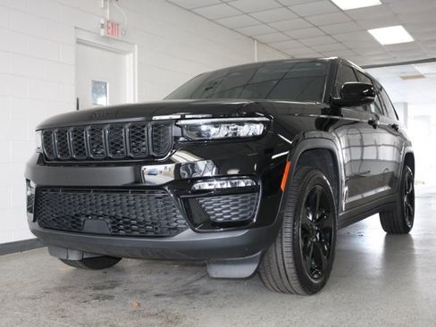Used 2023 Jeep Grand Cherokee Limited w/ Black Appearance Package image 21