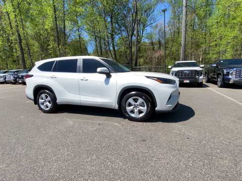 Used 2023 Toyota Highlander LE image 6