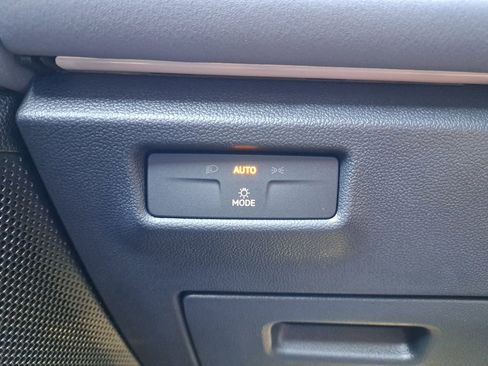 New 2025 Volkswagen Tiguan SE image 31