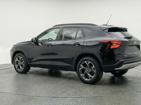 Used 2025 Chevrolet Trax LT w/ LT Convenience Package image 6