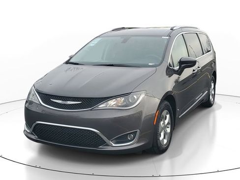 Used 2017 Chrysler Pacifica Touring-L Plus image 2
