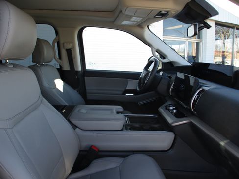 Used 2025 Ford Expedition Active image 30