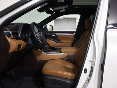 Used 2022 Toyota Highlander Platinum FWD image 10
