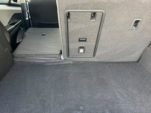 Used 2023 Volkswagen Taos SE w/ Panoramic Sunroof Package image 32