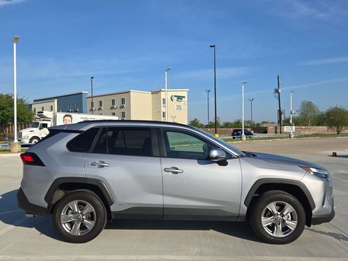 Used 2025 Toyota RAV4 XLE image 2