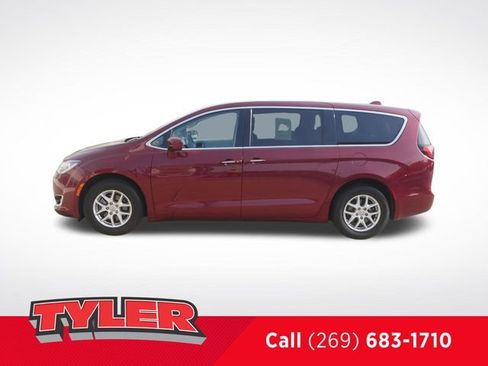 Used 2020 Chrysler Pacifica Touring w/ Cold Weather Group FWD image 4