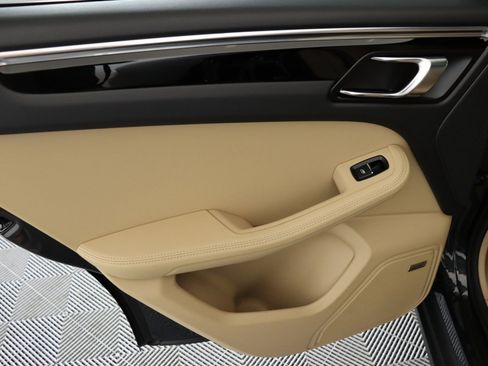 Used 2025 Porsche Macan image 14