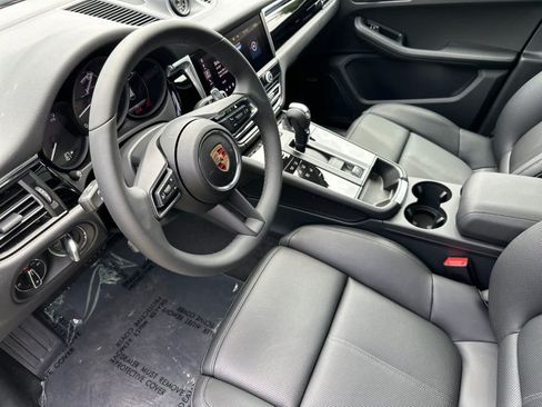 Certified 2025 Porsche Macan AWD/4WD image 4