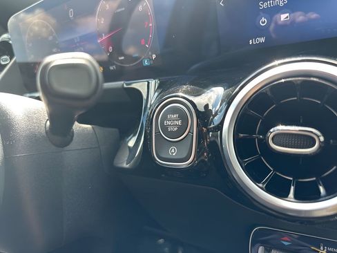 Used 2025 Mercedes-Benz GLA 250 image 21