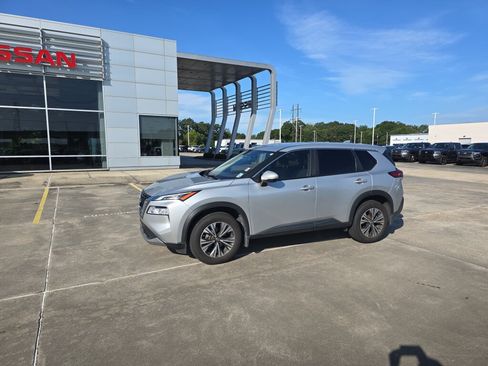 Used 2023 Nissan Rogue SV FWD image 3