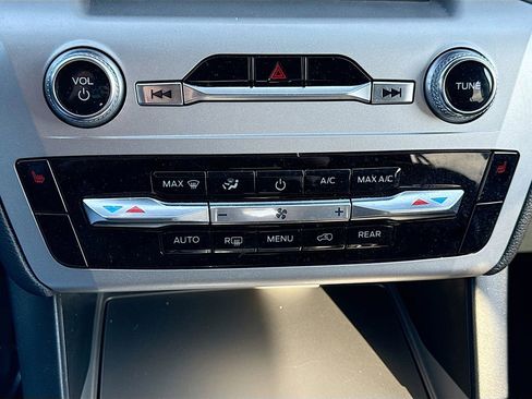 Used 2022 Ford Explorer XLT image 33