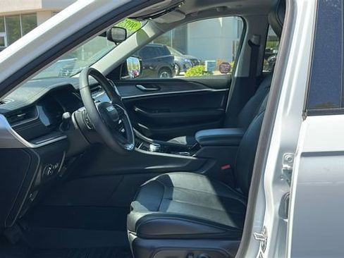 Used 2023 Jeep Grand Cherokee L Limited w/ Black Appearance Package AWD/4WD image 9