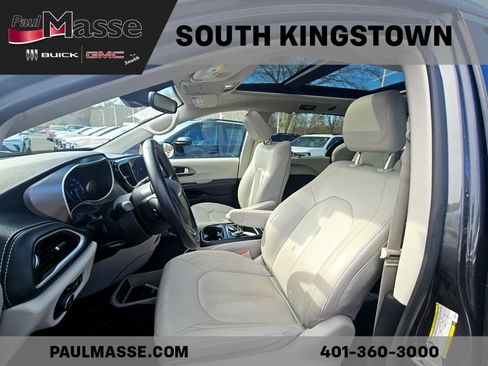 Used 2021 Chrysler Pacifica Touring-L w/ Uconnect Theater Family Group image 4