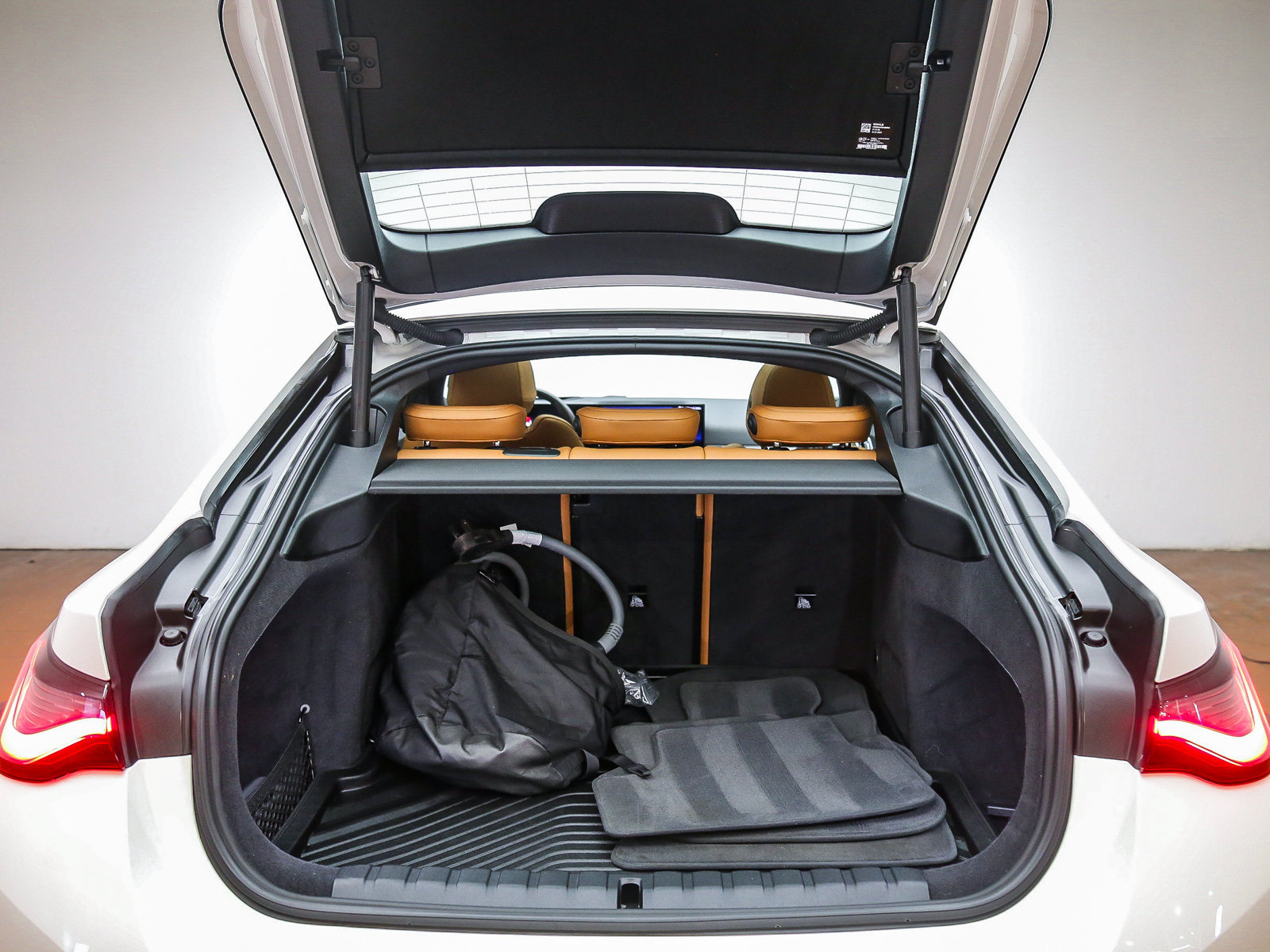 Used 2024 BMW i4 eDrive35 w/ Premium Package RWD image 27