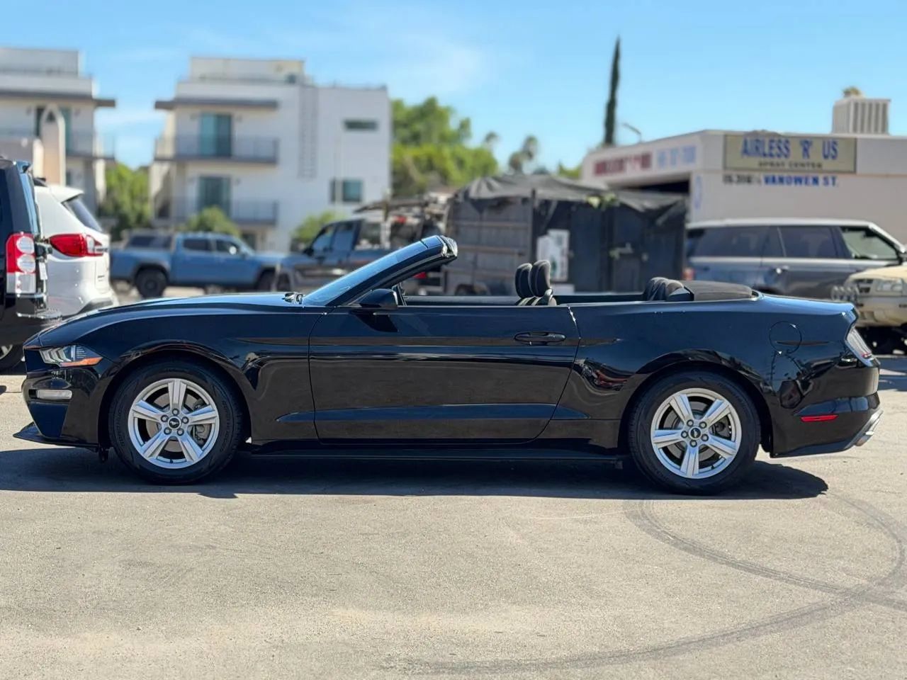 Used 2018 Ford Mustang Convertible RWD image 9
