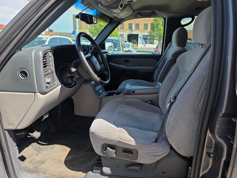Used 2001 Chevrolet Tahoe LS w/ LS Preferred Equipment Group AWD/4WD image 2