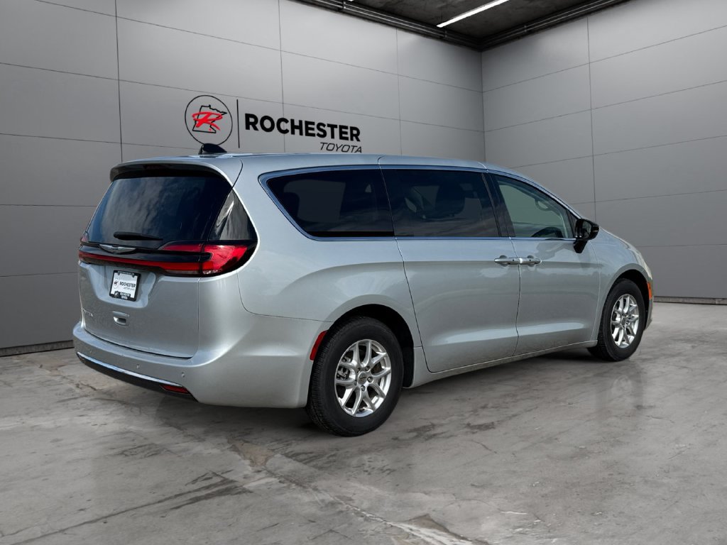 Used 2024 Chrysler Pacifica Touring-L FWD image 5