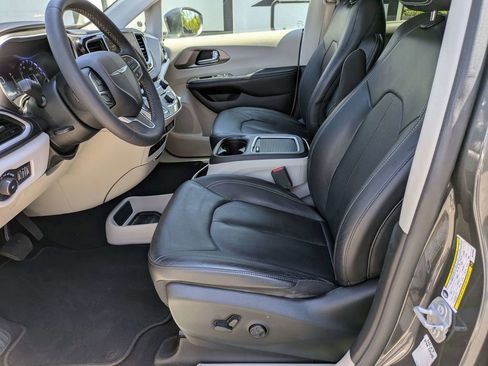 Used 2022 Chrysler Pacifica Touring-L FWD image 21
