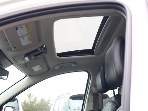 Used 2024 Kia Niro EX Touring image 19