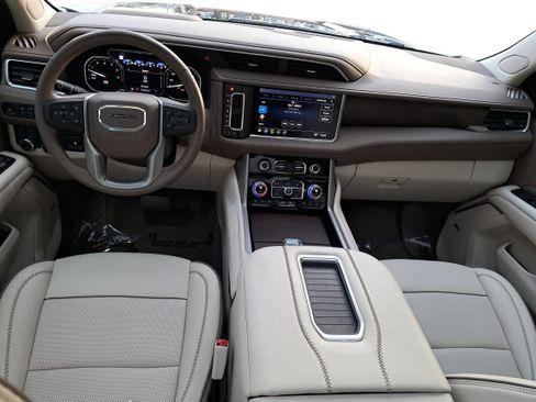Used 2021 GMC Yukon Denali w/ Denali Premium Package image 9