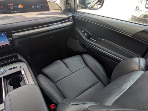 Used 2025 Lincoln Navigator Reserve AWD/4WD image 18
