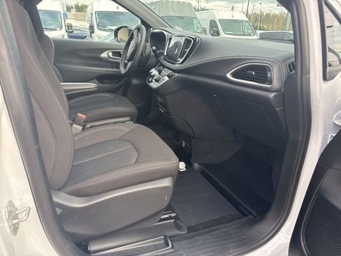 Used 2024 Chrysler Pacifica Touring FWD image 9