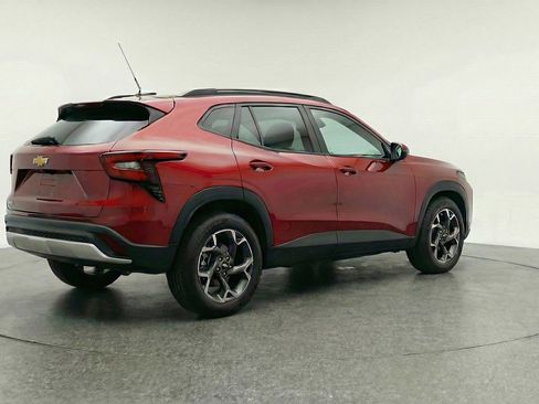Used 2025 Chevrolet Trax LT FWD image 9