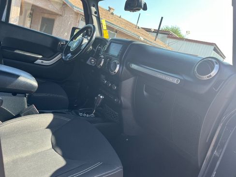 Used 2017 Jeep Wrangler Unlimited Sahara w/ Connectivity Group AWD/4WD image 31