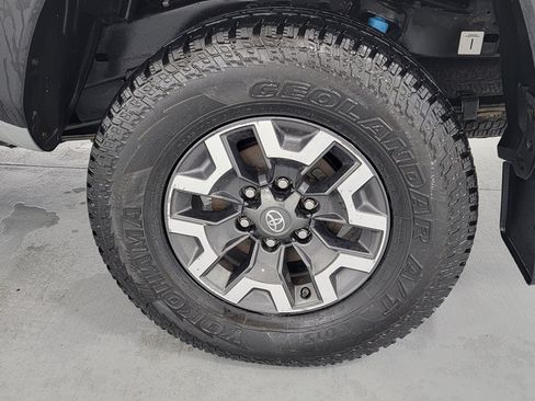 Used 2020 Toyota Tacoma TRD Off-Road w/ TRD Premium Off Road Package AWD/4WD image 11