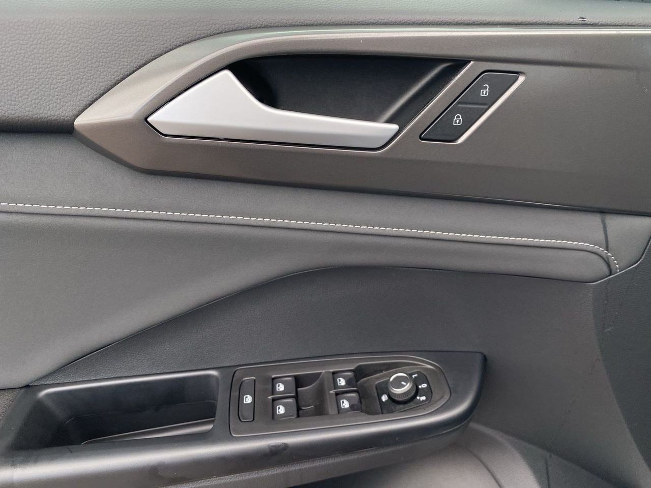 New 2026 Volkswagen Taos SE FWD image 17