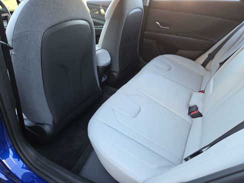 Used 2025 Hyundai Elantra Limited image 18