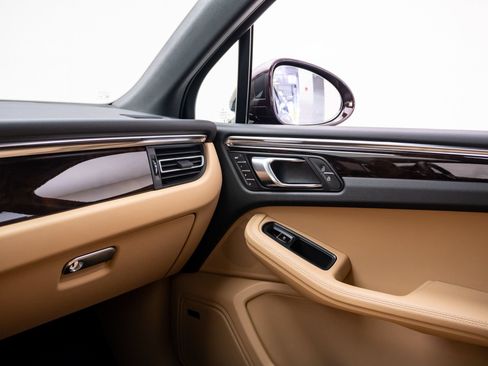 Certified 2026 Porsche Macan AWD/4WD image 30