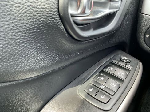 Used 2020 Jeep Cherokee Latitude Plus w/ Cold Weather Group AWD/4WD image 18