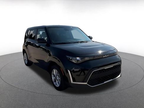 Used 2025 Kia Soul LX w/ LX Technology Package FWD image 3