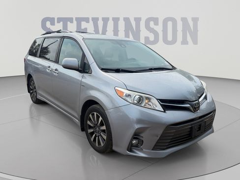 Used 2018 Toyota Sienna XLE w/ XLE Navigation Package AWD/4WD image 7