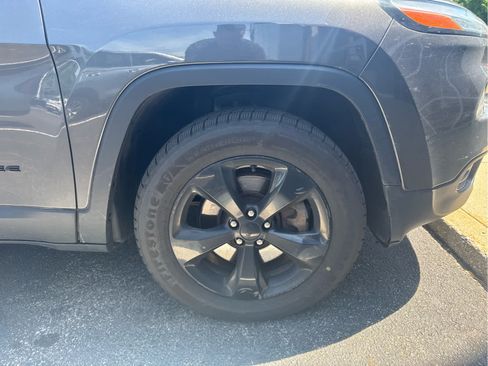 Used 2017 Jeep Cherokee Sport AWD/4WD image 13