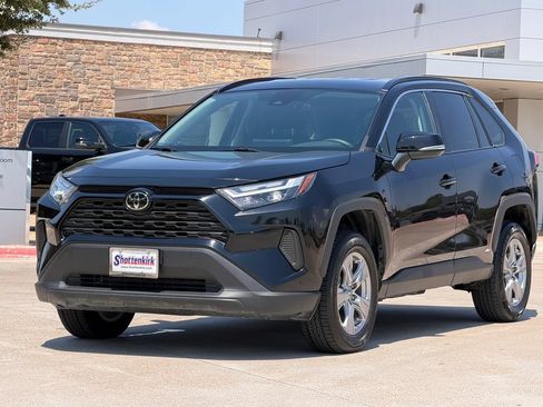 Used 2025 Toyota RAV4 XLE AWD/4WD image 3