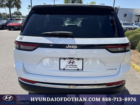Used 2025 Jeep Grand Cherokee Laredo RWD image 3
