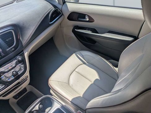 Used 2020 Chrysler Pacifica Limited FWD image 18