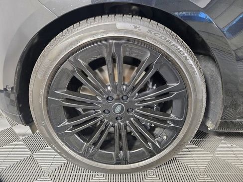 Certified 2025 Land Rover Range Rover SE AWD/4WD image 9