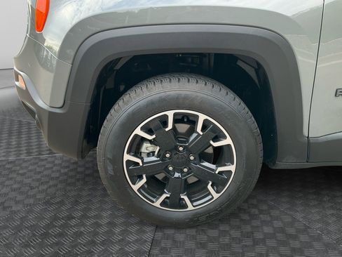 Used 2023 Jeep Renegade Latitude AWD/4WD image 14